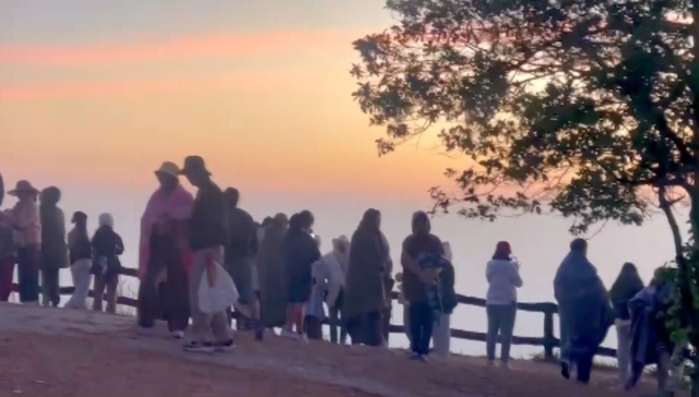 นทท.ขึ้นยอดภูเรือสัมผัสอากาศหนาวสุด 0 องศาในรอบหลายปี