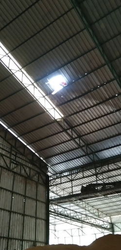 สุดระทึก! บั้งไฟสิบล้านตกใส่โรงสีข้าวหลังคาทะลุ