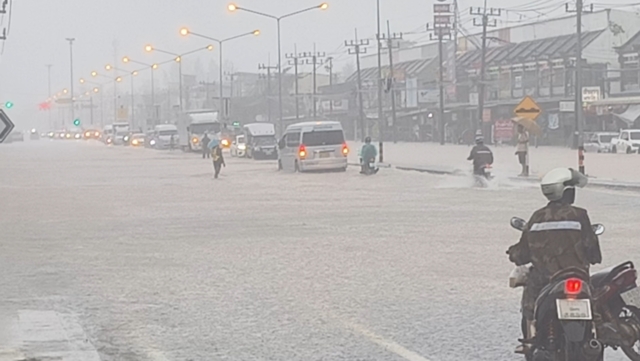 จราจรเขาหลักเป็นอัมพาต ฝนกระหน่ำน้ำท่วม รถเล็กห้ามผ่าน