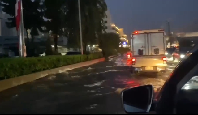 ศุกร์ที่ไม่สุข! ฝนถล่มบางนา-ตราด ทำรถติดหลายสิบกิโลเมตร