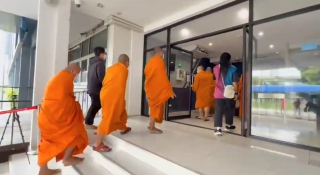 ลูกศิษย์และพระลูกวัด หิ้วยาประจำตัวและข้าวต้มมาเยี่ยม”ทิดแย้ม”