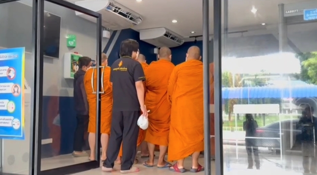 ลูกศิษย์และพระลูกวัด หิ้วยาประจำตัวและข้าวต้มมาเยี่ยม”ทิดแย้ม”