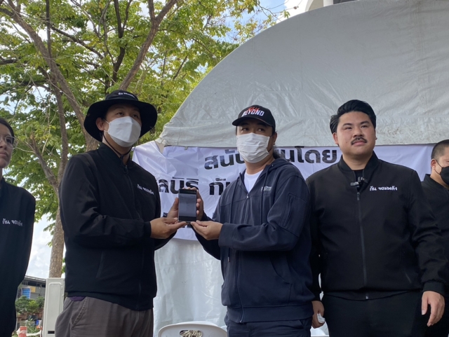 “ลุงป้า” มอบเงินบริจาคบางส่วน ให้ผู้เสียหายอีกรายเหยื่อลูกนักการเมือง