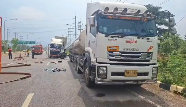 หวิดบึ้ม!รถพ่วง 22 ล้อหลับในชนท้ายรถบรรทุกน้ำมัน