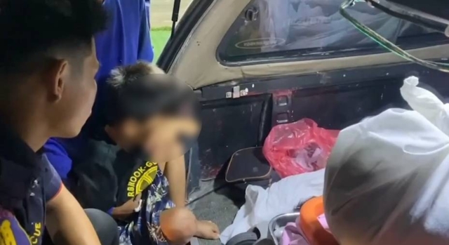 รถบรรทุก 4 พ่อแม่ลูกพุ่งชนท้ายพ่วงจอดข้างทาง แม่-ลูกคนเล็กดับ