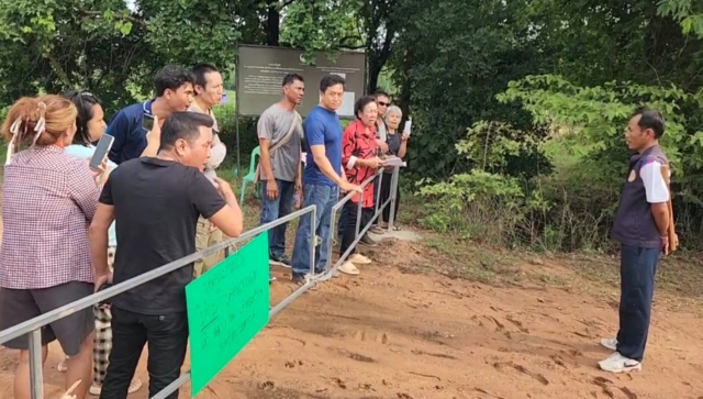หวิดปะทะ! ชาวบุกพังประตู ที่พักสงฆ์ปิดห้ามผ่าน