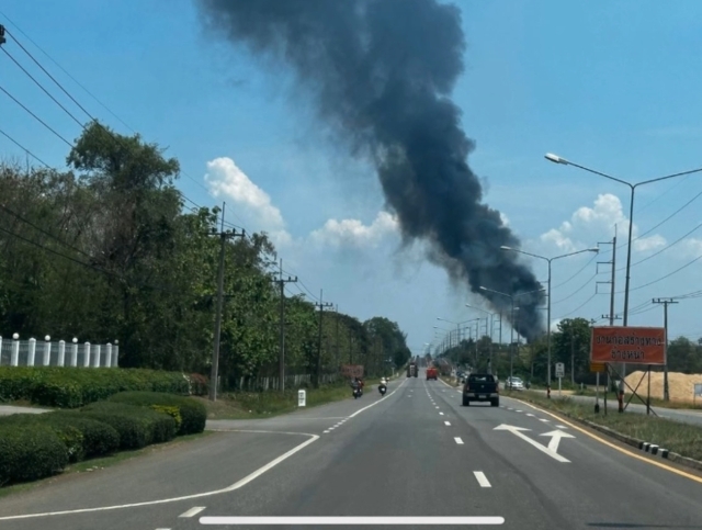 ไฟไหม้บ่อขยะระดมรถน้ำดับเพลิงควบคุมแต่ยังไม่เป็นผล