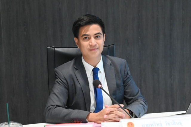 พริษฐ์ วัชรสินธุ  ประธานคณะ กมธ.การพัฒนาการเมือง ส.ส.แบบบัญชีรายชื่อ พรรคประชาชน