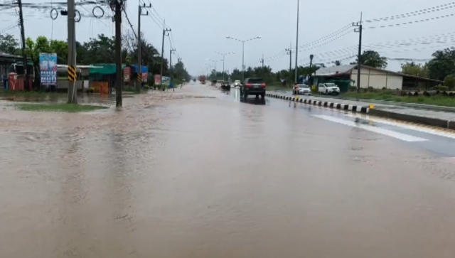 โคราชฝนตกหนักตลอดทั้งวัน น้ำป่าไหลท่วมถนนสายหลัก ในอำเภอพิมาย
