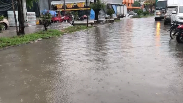 โคราชฝนตกหนักตลอดทั้งวัน น้ำป่าไหลท่วมถนนสายหลัก ในอำเภอพิมาย