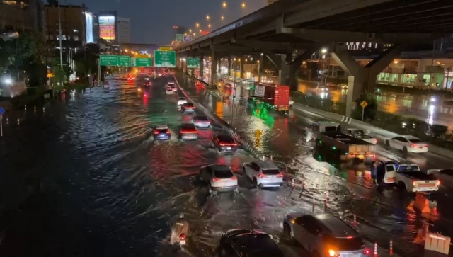 พิษฝนถล่มกรุง น้ำท่วม-รถติดถนนวิภาวดีรังสิต