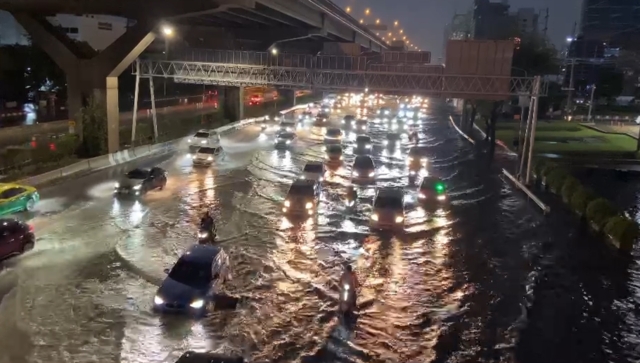 พิษฝนถล่มกรุง น้ำท่วม-รถติดถนนวิภาวดีรังสิต
