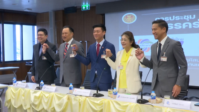 ชื่นมื่น! “อนุทิน” ปิดห้องคุย “เท้ง” ประชุมพรรคร่วมฝ่ายค้านครั้งแรก