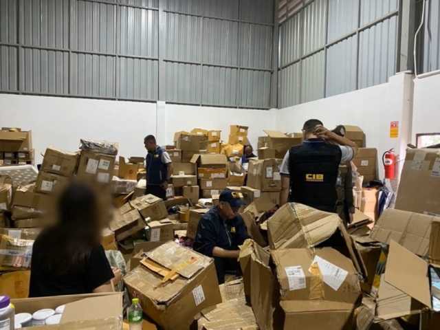 ทลายห้องแห่งความลับ จับสินค้าปลอมแบรนด์ดังกว่า 50 ล้าน