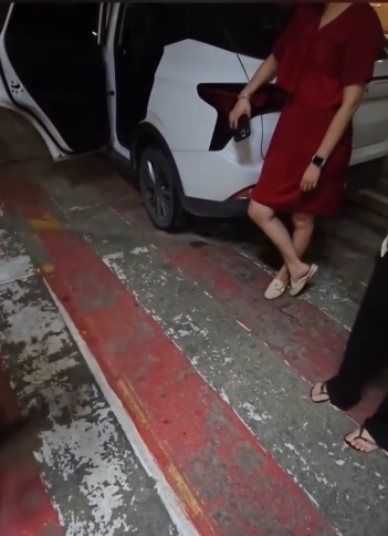 หนุ่มแกร็บสุดเซ็ง! ลูกค้าสาวเมาอ้วกฉี่ใส่รถ บอกให้เช็ดแล้วไปวิ่งงานต่อ
