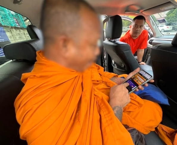 รวบพระนอกรีต 888 เล่นพนันออนไลน์ ดูหนังโป๊เป็นกิจวัตร