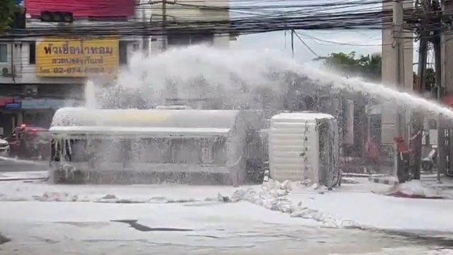 ระทึก! รถน้ำมัน 16,000 ลิตร พลิกคว่ำกลางสามแยกสุขสวัสดิ์