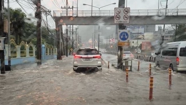 ภูเก็ตฝนถล่มหนักท่วมขังถนนสูง 30 ซม.
