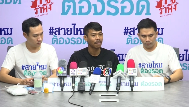 เจ็บทั้งตัว! หนุ่มไรเดอร์ ถูกเก๋งคลั่งไล่ชนกลางถนน