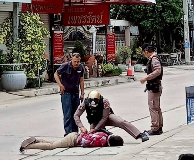 นาที! ชายเมายาคลั่งถือปืนขู่ชาวบ้าน ยิงปะทะตร.บาดเจ็บ 2 นาย