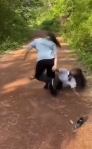 นักเรียนหญิงม.1 ถูก 2 รุ่นพี่ลากไปหยุมหัว ถ่ายคลิปประจาน