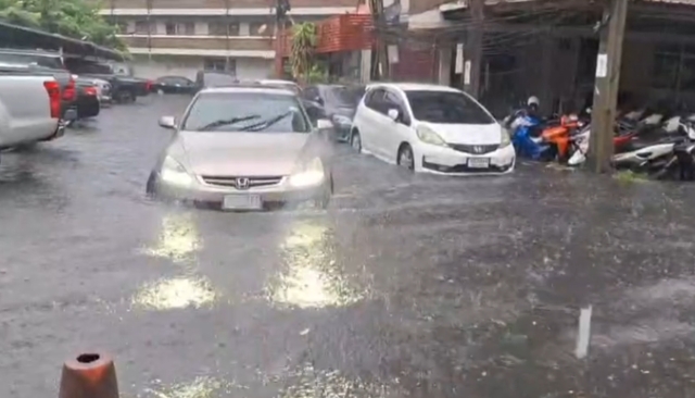 ฝนถล่มปากเกร็ด น้ำท่วมหน้าโรงพัก รถจอดเสียกลางถนน