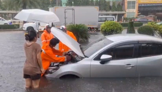 ฝนถล่มปากเกร็ด น้ำท่วมหน้าโรงพัก รถจอดเสียกลางถนน