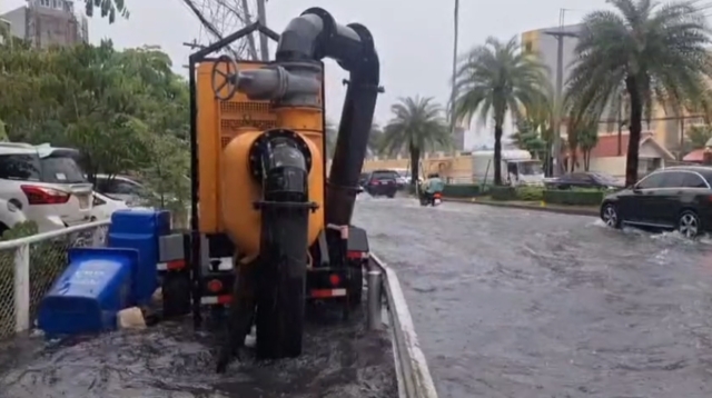 ฝนถล่มปากเกร็ด น้ำท่วมหน้าโรงพัก รถจอดเสียกลางถนน