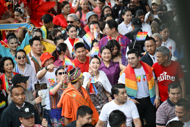 นายกฯ เปิดงาน Bangkok Pride Parade 2025 ร่วมเดินขบวนพาเหรด   