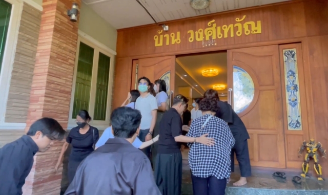 ครอบครัว-แฟนคลับ ร่วมอาลัย รดน้ำศพ “วิรดา วงศ์เทวัญ”