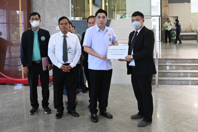 “ทนายชวภณ” ร้องแพทยสภาสอบจริยธรรม ปม แชตหลุดซัด “ทักษิณ”