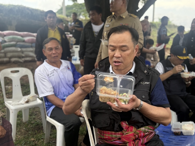"อนุทิน" ซ้อมเข้าบังเกอร์ กับนักเรียน เต้นไก่ย่าง-ฮิปโป​ สร้างกำลังใจ