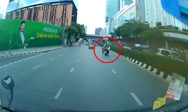 เกินกว่าเหตุ? ตำรวจ วิ่งกระชากผู้โดยสารไม่ใส่หมวกกันน็อกหัวกระแทกพื้น