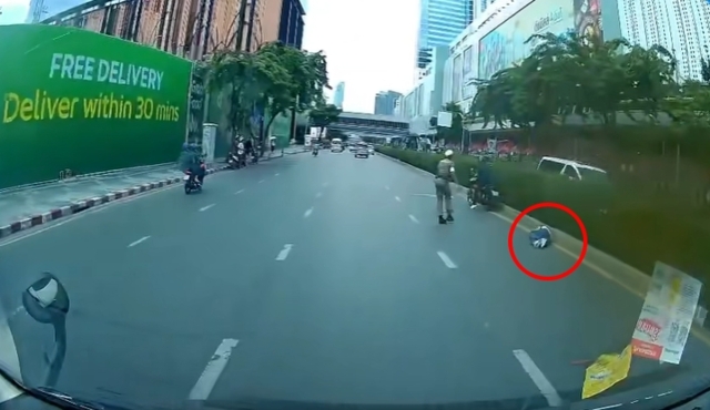 เกินกว่าเหตุ? ตำรวจ วิ่งกระชากผู้โดยสารไม่ใส่หมวกกันน็อกหัวกระแทกพื้น
