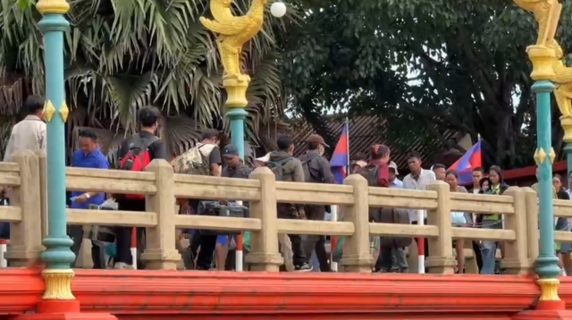 ด่านถาวรบ้านแหลม ยังไม่เปิดประตูให้รถสินค้าข้ามไปกัมพูชา