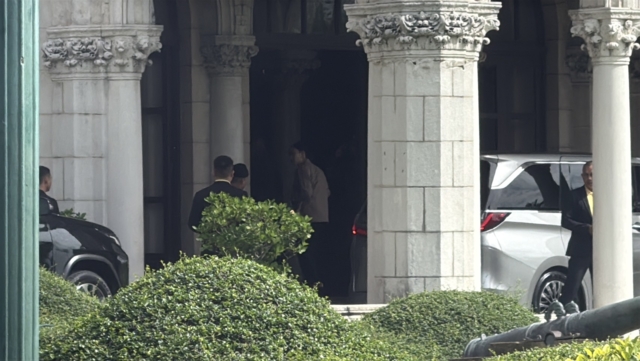 นายกฯ เข้าทำงานทำเนียบปกติ ท่ามกลางเสียงเรียกร้อง “ลาออก-ยุบสภาฯ”