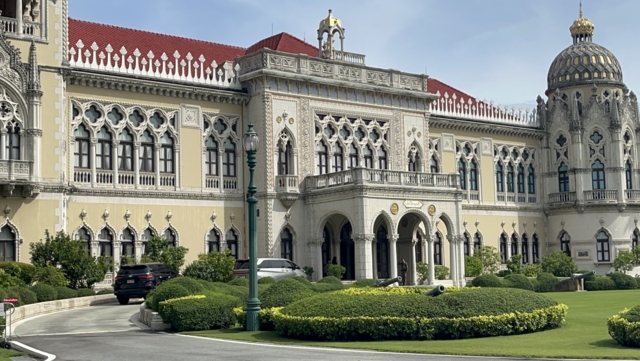 นายกฯ เข้าทำงานทำเนียบปกติ ท่ามกลางเสียงเรียกร้อง “ลาออก-ยุบสภาฯ”