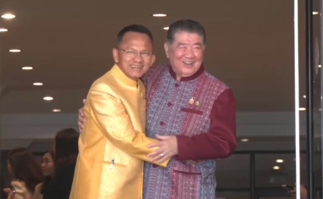 “สมศักดิ์“ กอด “ภูมิธรรม” ให้กำลังใจ ท่ามกลางกระแสปรับ ครม.