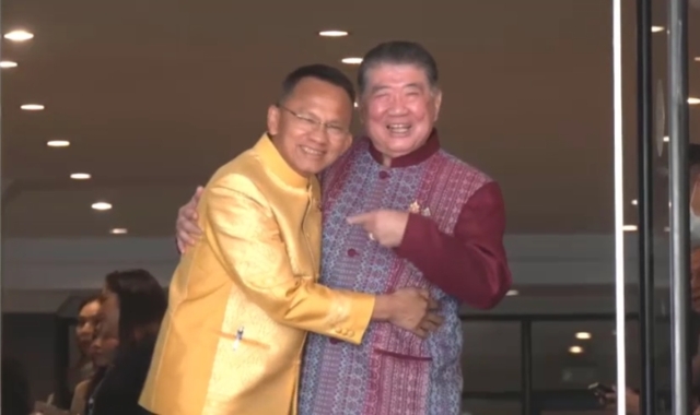 “สมศักดิ์“ กอด “ภูมิธรรม” ให้กำลังใจ ท่ามกลางกระแสปรับ ครม.