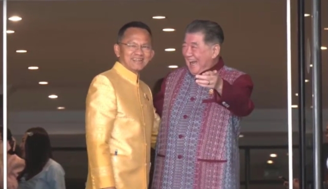 “สมศักดิ์“ กอด “ภูมิธรรม” ให้กำลังใจ ท่ามกลางกระแสปรับ ครม.