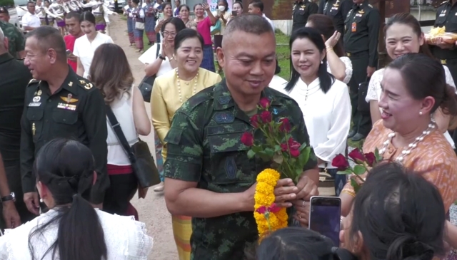 ชาวอำนาจเจริญ แห่ใจกำลังแม่ทัพภาคที่ 2 ขอถ่ายรูป
