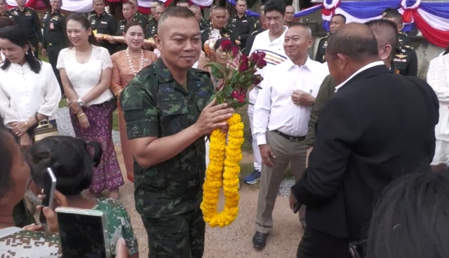 ชาวอำนาจเจริญ แห่ใจกำลังแม่ทัพภาคที่ 2 ขอถ่ายรูป