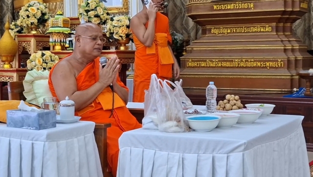ปรากฏตัวแล้ว! เจ้าคณะจังหวัดพิจิตร ขึ้นศาลาทำบุญวันเข้าพรรษา