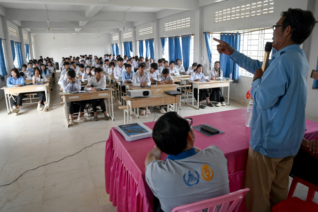 ภาพจาก AFP: นักเรียนในกัมพูชา 