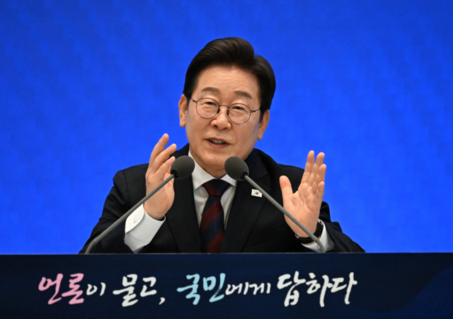 แฟ้มภาพจาก  AFP: ประธานาธิบดี อี แจ-มยอง ของเกาหลีใต้