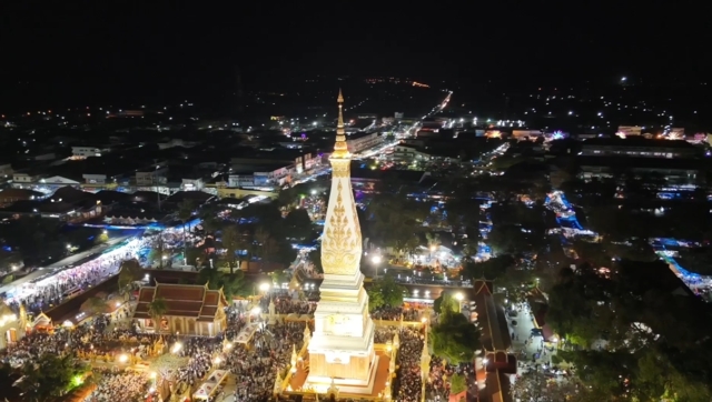 ชาวไทย-ลาวเวียนเทียน มาฆบูชา เสียค่าหัวงานพระธาตุพนม