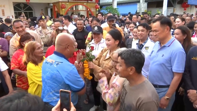 นายกฯเยี่ยมชมเมืองเก่าสงขลา ปชช.โผล่ทวงเงินเยียวยาน้ำท่วม