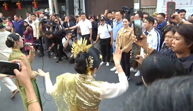 นายกฯเยี่ยมชมเมืองเก่าสงขลา ปชช.โผล่ทวงเงินเยียวยาน้ำท่วม