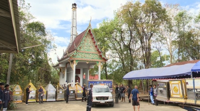  ครอบครัวเหยื่อบัสมรณะ 18 ศพ สุดเศร้ารอรับศพวัดป่าวิเวกธรรมคุณ