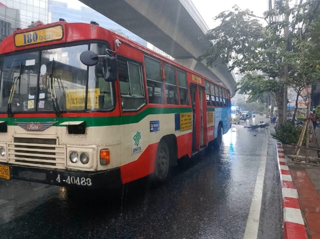 ฝนตกถนนลื่น จยย.เสียหลักล้ม ถูกรถเมล์ทับดับ